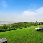 Wake To Waves In Spacious 3-Bed Beachfront Unit